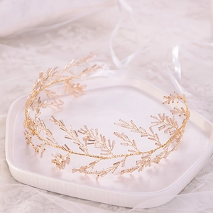 Serre-tête de mariée fait main avec fil doré et perles roses sur fond de dentelle blanche