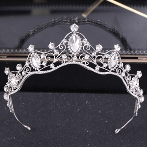 Dettaglio corona da sposa in lega d'argento con strass trasparenti e motivi a volute