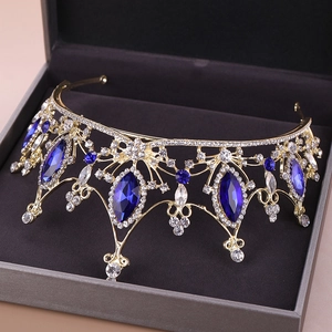 Elegante tiara da sposa dorata con cristalli blu e strass bianchi in una scatola di velluto