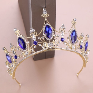 Dettaglio della corona da sposa dorata con pietre preziose blu navy a taglio marquise