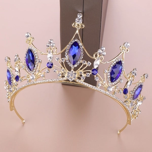 Corona da sposa dorata con cristalli blu navy e strass su scatola per gioielli