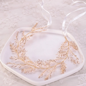 Gros plan du bandeau de mariée en cristal doré fait main avec des rubans de soie