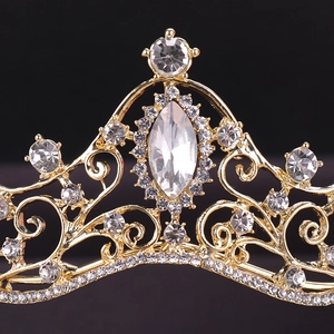 Macro di corona da sposa dorata con strass a taglio marquise e dettagli barocchi