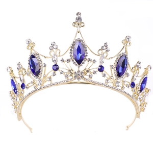 Corona da sposa barocca dorata con cristalli blu profondo e strass su sfondo bianco