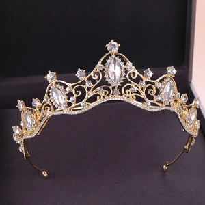 Dettaglio corona da sposa barocca dorata con cristalli bianchi in confezione regalo nera
