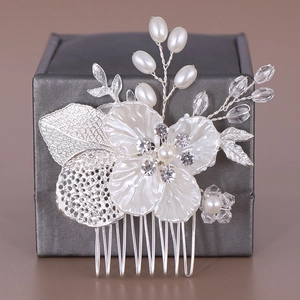 Peigne à cheveux fleur argentée avec pétales blancs, perles et cristaux pour mariage chic