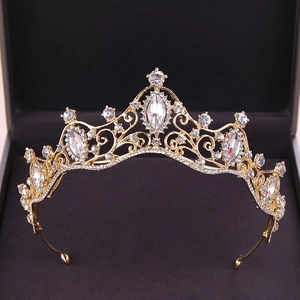 Corona da sposa barocca dorata con strass di cristallo su elegante velluto nero