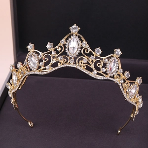 Dettaglio ravvicinato della corona da sposa dorata con volute e cristalli marquise lucidi