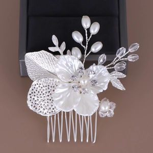 Peigne à cheveux de mariée élégant avec perles, cristaux et motifs de feuilles argentées