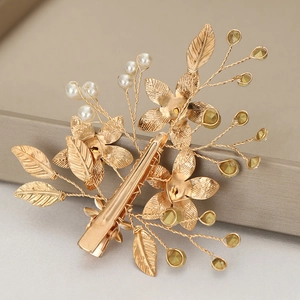 Pince à cheveux fleur dorée avec perles et strass sur pince crocodile en métal