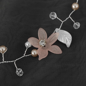 Bandeau floral rose avec feuilles argentées, perles et cristaux sur résille noire