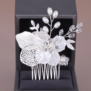Peigne à cheveux de mariée élégant avec perles et feuilles argentées sur écrin noir