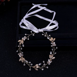 Bandeau de mariée doré avec feuilles de strass et ruban de satin blanc pour coiffure chic