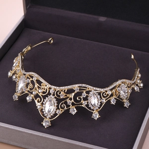Elegante tiara da sposa dorata con cristalli scintillanti su una scatola di velluto nero