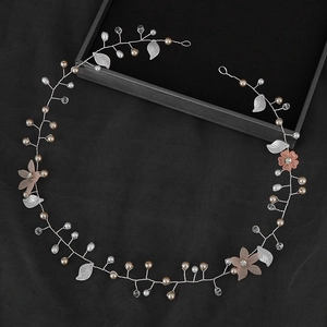 Détail macro de vigne de cheveux de mariée avec perles et cristaux sur tissu noir