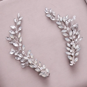 Détail macro de barrettes de mariée avec pierres d'opale blanche et cristaux scintillants