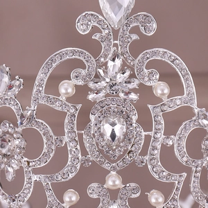 Elegante silberne Krone mit filigranen Mustern, Kristallen und weißen Perlen für Wettbewerbe