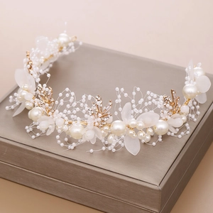 Detailansicht eines handgefertigten Perlen-Haarbands mit goldenen Blättern und Blumen