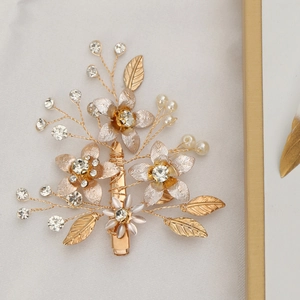 Pince à cheveux fleur dorée avec strass et perles pour coiffures de mariée élégantes