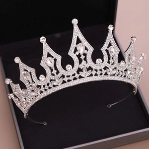 Detailansicht eines silbernen Kristall-Diadems mit Strasssteinen in einer schwarzen Geschenkbox