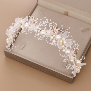 Eleganter Braut-Haarschmuck mit Perlen, mattierten Blumen und goldenen Blättern
