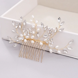 Peigne à cheveux de mariée avec perles et cristaux sur base dorée vue sous angle de 45°