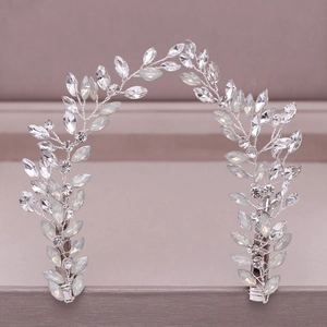 Vigne de cheveux de mariée faite à la main avec feuilles de cristal pour les mariages