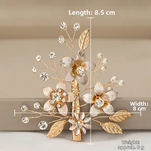 Détail de la pince à cheveux mariée dorée avec perles blanches et strass en cristal clair