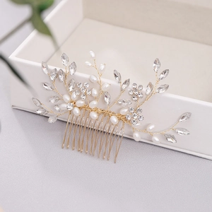 Détail du peigne à cheveux de mariée fait main avec perles blanches et cristaux dorés
