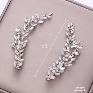 Détail de la pince à cheveux de mariée 12cm avec cristaux blancs et fil d'argent pur