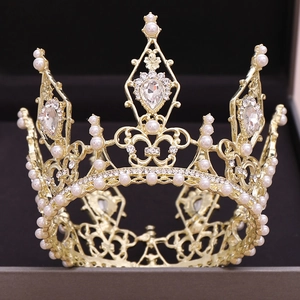 Goldene Brautkrone mit weißen Perlen und funkelnden Kristallen in einer Schmuckbox