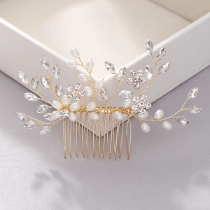 Détail d'un peigne de mariée fait main avec perles et cristaux sur une boîte cadeau élégante