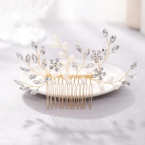 Peigne à cheveux de mariée fait main avec perles et cristaux sur une assiette en céramique