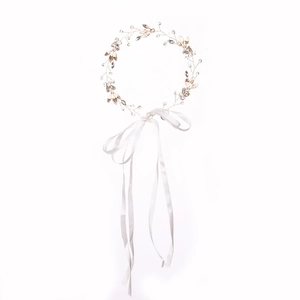 Bandeau de mariée élégant avec strass brillants et rubans blancs sur un fond blanc neutre