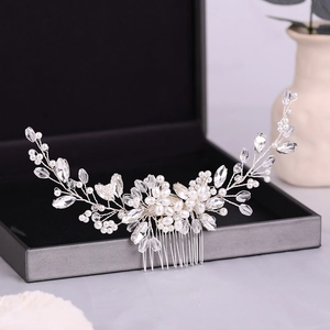 Dettaglio del pettine da sposa fatto a mano con perle e cristalli su filo metallico argento