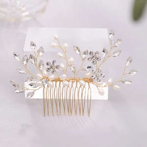 Détail d'un peigne à cheveux de mariée fait main avec perles et cristaux sur fil doré