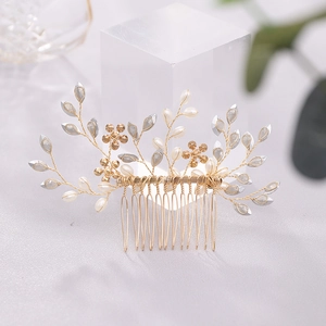 Détail d'un peigne à cheveux en fil doré fait main avec perles et branches florales