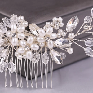 Dettaglio del pettine da sposa fatto a mano con perle e cristalli su filo d'argento