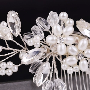 Dettagli del pettine per capelli da sposa fatto a mano con perle e fiori di cristallo