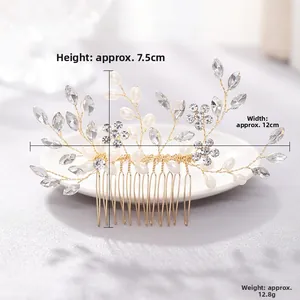 Détail d'un peigne à cheveux de mariée avec perles et cristaux, dimensions 12cm x 7.5cm
