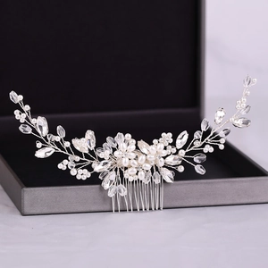 Dettaglio del pettine per capelli da sposa fatto a mano con perle e cristalli su astuccio