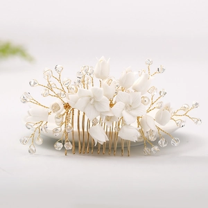 Détail d'un peigne à cheveux pour mariée avec fleurs en résine et perles dorées