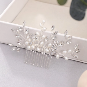 Détail d'un peigne à cheveux de mariée fait main avec perles et branches de cristal