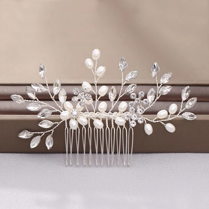 Détails d'un peigne à cheveux pour mariée en argent avec perles et strass brillants