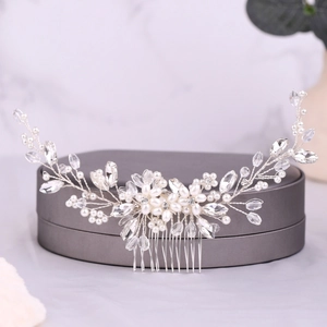 Dettaglio del pettine da sposa argento con eleganti perle bianche e cristalli