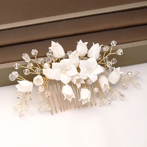 Détail d'un peigne à cheveux de mariée fait main avec fleurs, cristaux et perles