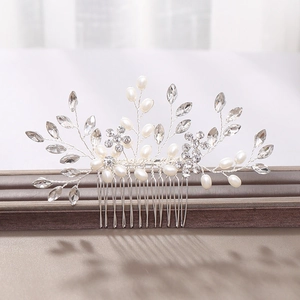 Détails d'un peigne à cheveux de mariée fait main avec perles et accents de cristaux