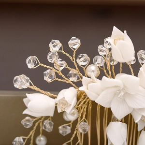 Détail macro du peigne de mariée fait main avec perles de cristal et fleurs blanches