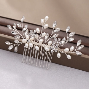 Détail du peigne à cheveux mariée avec perles tissées et strass marquise sur fil d'argent