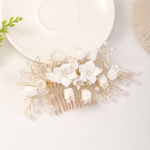 Détail du peigne à cheveux de mariée fait main avec fleurs blanches, cristaux et perles